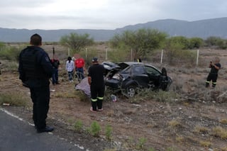 Volcadura. Accidente en carretera a Nazareno deja cuatro lesionadas; el auto en el que viajaban terminó volcado a un costado del camino. (EL SIGLO DE TORREÓN)