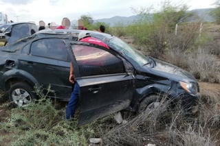 Destrozado. Accidente en carretera a Nazareno deja 4 lesionadas; auto en que viajaban volcó. (EL SIGLO DE TORREÓN)