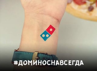 La gente debía tatuarse el logo de la compañía. (INTERNET)