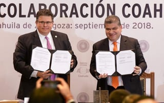 El gobernador Miguel Riquelme, acompañado por el secretario de Estado Rolando Pablos Burgoa, firmaron el simbólico documento. (CORTESÍA)