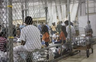 Debido a la política de 'tolerancia cero' contra la inmigración ilegal, un total de 2,654 menores indocumentados fueron separados de sus padres que llegaron a la frontera con México para pedir asilo en EU. (ARCHIVO)