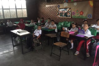 Acuden pocos. Debido a las lluvias, así lucieron ayer algunos salones de clase de escuelas primarias de la región Lagunera de Coahuila. (ANGÉLICA SANDOVAL)