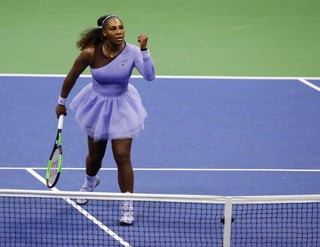 Serena Williams festeja una jugada a su favor durante el duelo con la letona Anastasija Sevastova en las semifinales del U.S. Open.