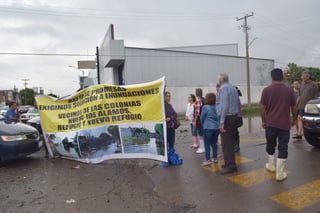 Bloqueo. Vecinos del sector norte cerraron la avenida Madero para exigir una solución. (EL SIGLO DE TORREÓN)
