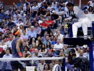 El español Rafael Nadal se acercó al juez para reclamarle por lo que consideró una mala marcación, poco antes de retirarse del partido semifinal contra Del Potro.
