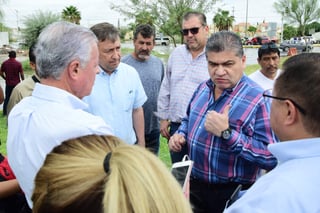 El alcalde Jorge Zermeño y el gobernador Miguel Riquelme, estuvieron en Residencial del Norte acompañados de funcionarios estatales y municipales. (JESÚS GALINDO)