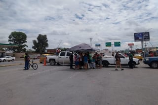 Movilización. Una de las protestas que desató el caos vial en la ciudad, fue la que se registró en la colonia Valle Oriente. Los vecinos bloquearon algunos carriles de la carretera Torreón-Matamoros. (EL SIGLO DE TORREÓN) 