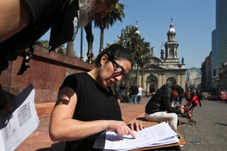 Crítica. Karina Muñoz se reúne con otras personas afuera de la Catedral Metropolitana para renunciar a la Iglesia Católica