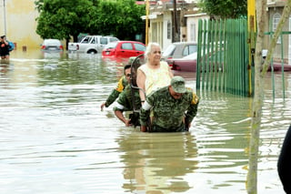 Afectados. Así evacuaron a algunos colonos después de las inundaciones en sus viviendas.
