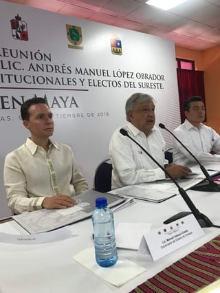 Entre los asistentes se encuentran el gobernador de Chiapas, Manuel Velasco Coello, y el electo, Rutilio Escandón Cadenas. (Especial)