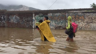 Mantienen acciones ante la situación de contingencia en colonias de Torreón por las inundaciones. (VERÓNICA RIVERA) 