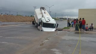 Contingencia. Cae camión dentro de socavón en la colonia Campo Nuevo Zaragoza, de Torreón. (EL SIGLO DE TORREÓN) 