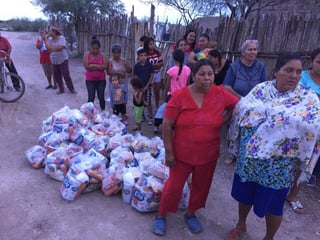 Apoyo. Habitantes de Tlahualilo reciben alimentos y algunos son llevados al albergue. (EL SIGLO DE TORREÓN)