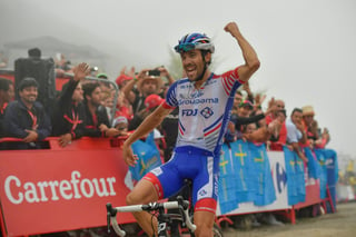 El francés Thibaut Pinot festeja su victoria en la 15ta etapa de la Vuelta a Francia entre Ribera de Arriba y Lagos de Covadonga.