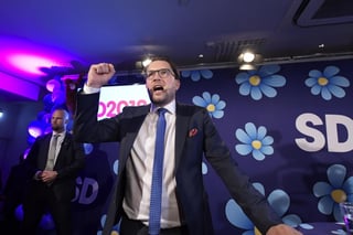 Avance. El líder del partido Demócrata de Suecia, Jimmie Akesson, celebró con sus partidarios los resultados de los comicios de ayer, en donde ya son la tercera fuerza política de aquel país. (AP)