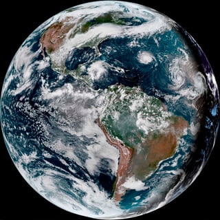Rumbo. Esta imagen mejorada de satélite proporcionada por NOAA muestra el huracán 'Florence', tercero desde la derecha, en el océano Atlántico ayer. (AP)