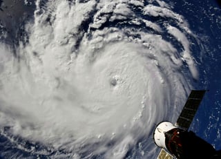 'Florence' elevó la fuerza de sus vientos máximos a 130 millas por hora (195 kilómetros por hora) que lo hacen un huracán de categoría 4 en la escala Saffir Simpson de un máximo de cinco. (AP)