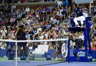 “Sus decisiones fueron tomadas según el reglamento y fueron ratificadas por la decisión de la dirección del torneo al multar a Serena Williams por estos tres avisos”, dio a conocer la ITF a través de un comunicado. (ARCHIVO)