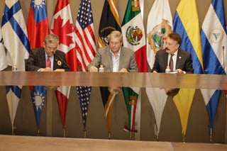 Firma. Estuvieron en la firma de éste, primer convenio entre UA de C e IPN, José María Fraustro Siller, Secretario de Gobierno. (CORTESÍA)