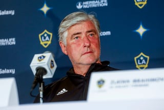 El técnico del LA Galaxy, Sigi Schmid, escucha preguntas durante una conferencia de prensa en Carson, California.