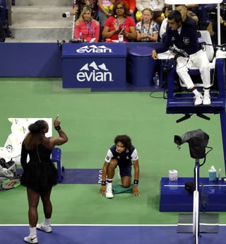 Serena Williams discute con el juez de silla Carlos Ramos durante su duelo contra la japonesa Naomi Osaka en la final de mujeres del U.S. Open.