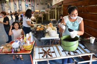 Emergencia. Las personas damnificadas que llegan a los albergues de Torreón reciben alimentos calientes. (FERNANDO COMPEÁN)