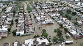 Desolador. Así se observa cientos de casas de la colonia Santa Sofía afectadas por las inundaciones. EL SIGLO DE TORREÓN/ VERÓNICA RIVERA)