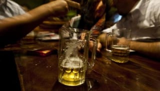 Excesos. Al menos un hombre al día sufre intoxicación por bebidas embriagantes en Coahuila.