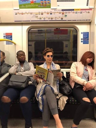  Karime Macías, esposa del ex gobernador de Veracruz, Javier Duarte, fue captada en el Metro de Londres, Inglaterra, mientras leía el New Yorker. (TWITTER)