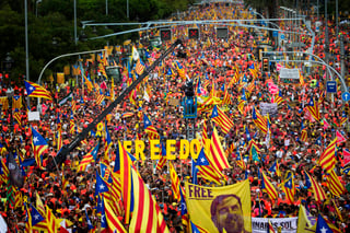 Los independentistas se movilizaron multitudinariamente portando banderas secesionistas y lazos amarillos. (AP)