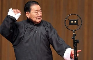 Shan, nacido en 1934 en Yingkou (provincia nororiental de Liaoning), pasó medio siglo subido a los escenarios relatando versiones dramatizadas de clásicos de la literatura china y ganó especial fama cuando sus historias fueron emitidas por la radio y la televisión nacionales. (ARCHIVO)