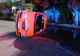 Accidente. Los pasajeros del taxi que resultaron lesionados fueron auxiliados por paramédicos de Cruz Roja y Bomberos. (EL SIGLO DE TORREÓN)
