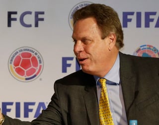El presidente de la Federación Colombiana de Futbol, Ramón Jesurún, habla con el líder de la FIFA Gianni Infantino durante una conferencia de prensa en Bogotá.