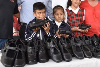 Entrega. Continúa la entrega de zapato escolar gratuito; ayer la alcaldesa fue a Bucarelli. (EL SIGLO DE TORREÓN)