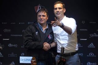 El director deportivo del Atlas, Rafael Márquez, presentó ayer al argentino Guillermo Hoyos como nuevo técnico del equipo.