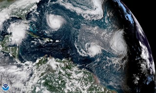 Hiperactivo. Además Florence, en el Atlántico aparecen Helene, de categoría 2, e Isaac, que se degradó de huracán a tormenta. (AP)