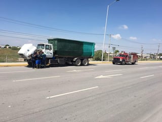 El incidente se registró cerca de las 12:30 horas de este miércoles sobre el Periférico Raúl López Sánchez, en los carriles de circulación de Gómez Palacio a Torreón, sobre la parte alta del puente vehicular de Valle Verde. (EL SIGLO DE TORREÓN) 
