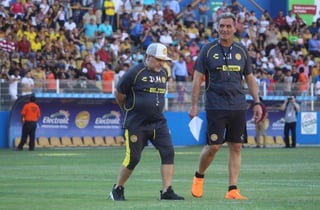 Maradona y Luis Islas comenzarán su aventura en el futbol mexicano al frente del Gran Pez, cuando el próximo lunes reciban a Cafetaleros de Tapachula. (Especial)