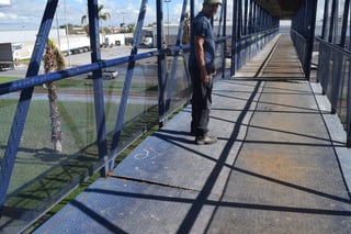 Mantenimiento. Usuarios señalaron la necesidad de mantenimiento en el puente peatonal ubicado a la altura de Bugambilias. (EL SIGLO DE TORREÓN)