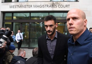 El portero del Tottenham, Hugo Lloris, sale del Tribunal de Magistrados de Westminster tras ser declarado culpable por conducir ebrio.