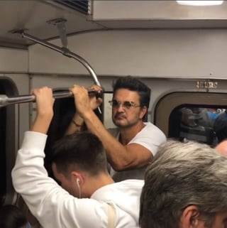 En el video se le observa dentro de un vagón de metro, rodeado de gente que ni siquiera lo mira. (ESPECIAL)