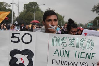 En completo silencio miles de estudiantes, encabezados por alumnos del CCH Azcapotzalco, marcharon por Paseo de la Reforma hacia el Zócalo capitalino. (NOTIMEX)