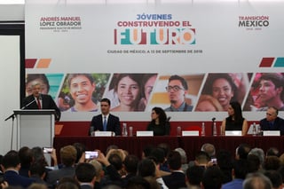 Propuesta. López Obrador, presidente electo de México, encabezó ayer por la tarde la presentación del programa Jóvenes Construyendo el Futuro.
