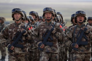 Apoyo. Más de 3,00 soldados chinos se unieron al ejército ruso para las maniobras que buscan mostrar los crecientes lazos militares. (EFE)
