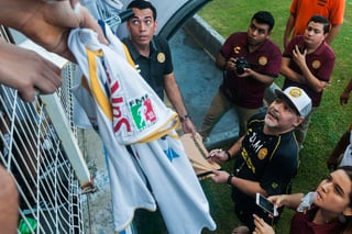 Dieago Armando Maradona firmó algunas playeras en lo que fue su presentación en el estadio de Dorados.