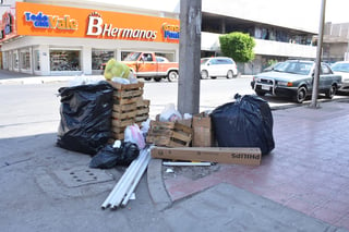 Basurero. Esta es la imagen de prácticamente cada esquina de la zona Centro de Torreón. Amas de casa, comerciantes establecidos y hasta ambulantes abandonan la basura. (FERNANDO COMPEÁN)