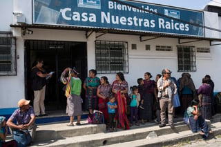 Fotografía que muestra a padres de algunos de los niños que fueron deportados a Guatemala por las autoridades mexicanas, mientras esperan a sus hijos en el refugio de recepción gubernamental 'Nuestras Raíces', en Quetzaltenango (Guatemala). (ARCHIVO)