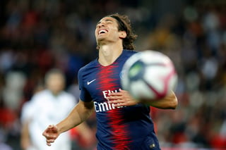El delantero uruguayo del PSG Edinson Cavani tras desperdiciar una ocasión de gol ante Saint-Etienne en la liga francesa.