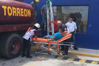 Atención. Paramédicos de Cruz Roja de Torreón y personal de Bomberos acudieron al lugar para atender la emergencia.