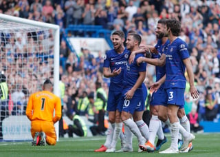 La máxima figura del Chelsea, Eden Hazard, se cargó el equipo al hombro y anotó tres goles. (AP)